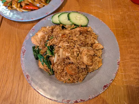Arroz frito tailandês de frango