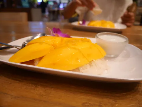 Arroz glutinoso com manga e coco
