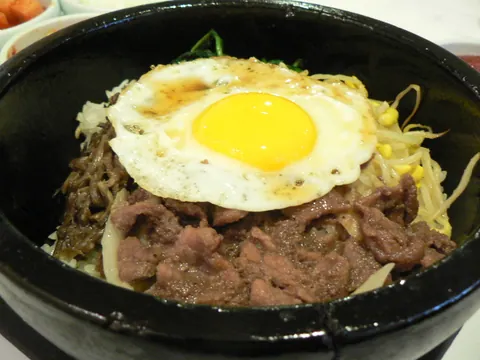 Bibimbap com legumes, carne e ovo