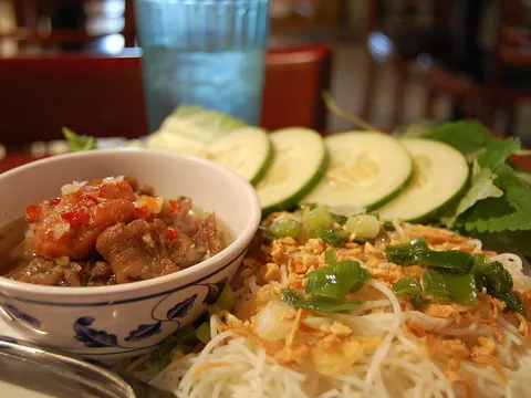 Bún chả de porco grelhado