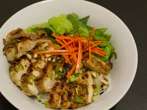Bún de frango com erva-príncipe