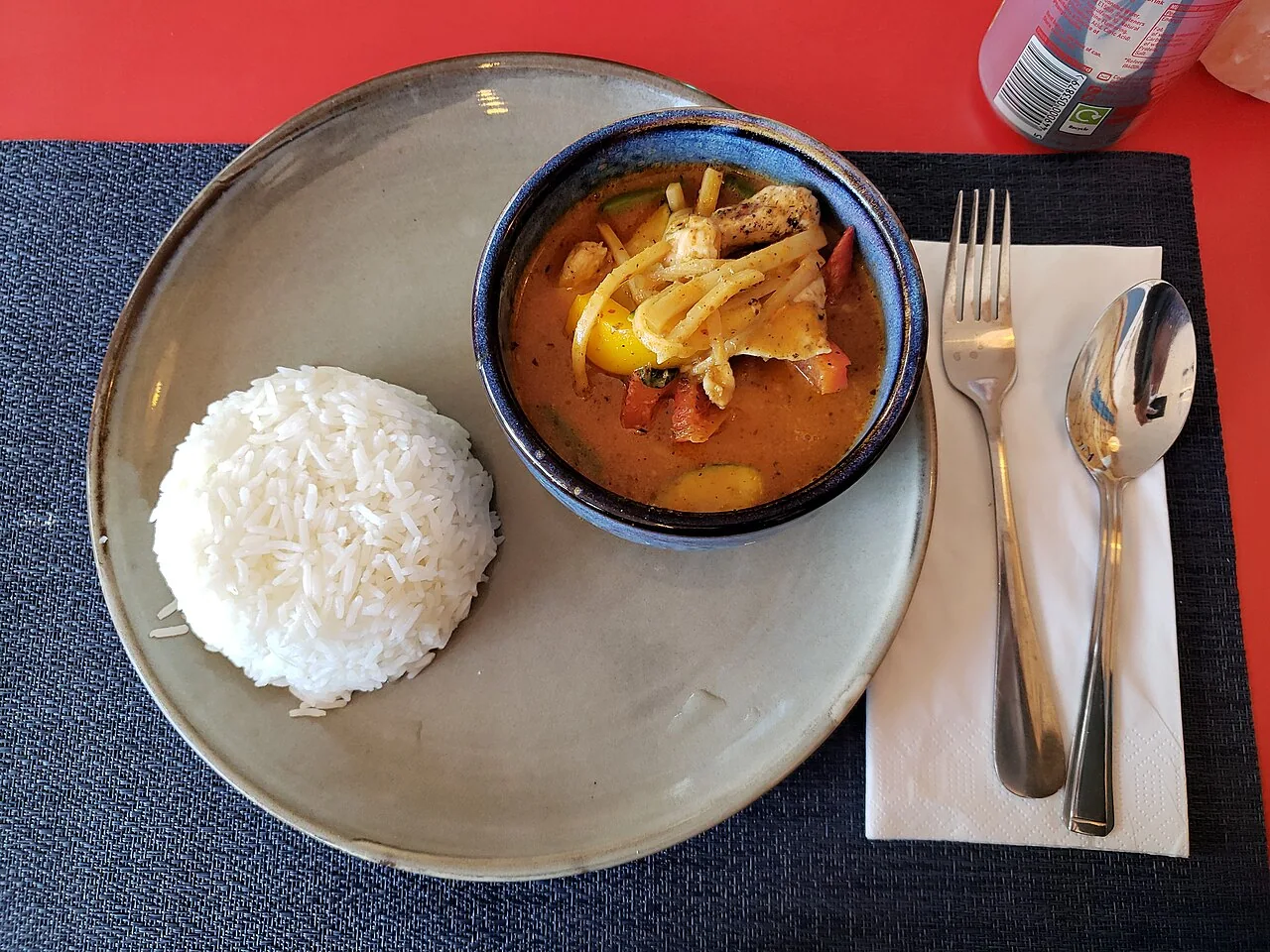 Caril vermelho tailandês de frango