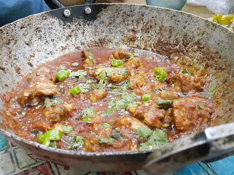 Frango karahi paquistanês