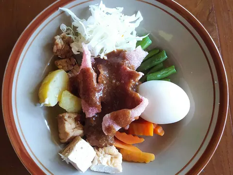 Gado-gado com molho rápido de amendoim