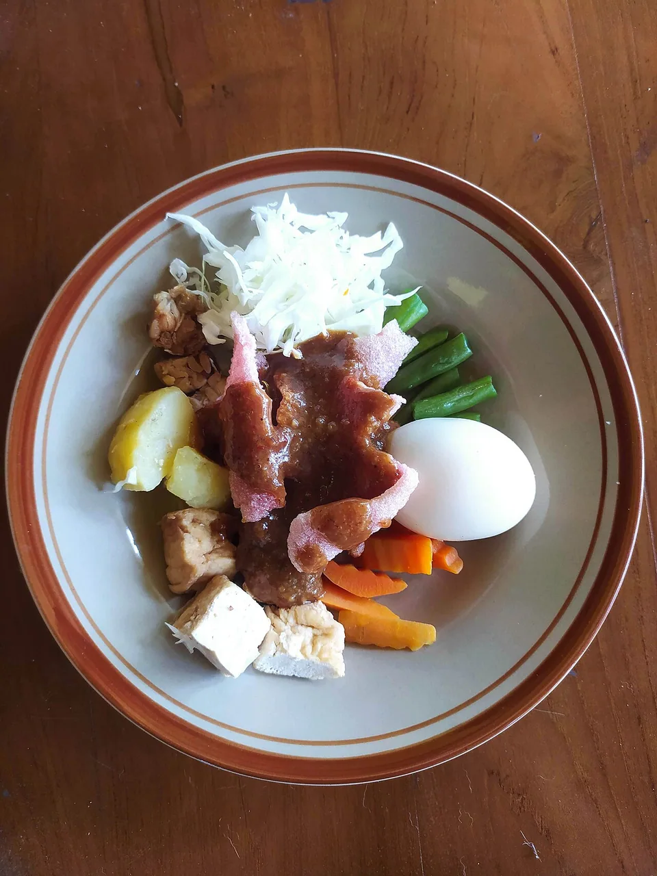 Gado-gado com molho rápido de amendoim