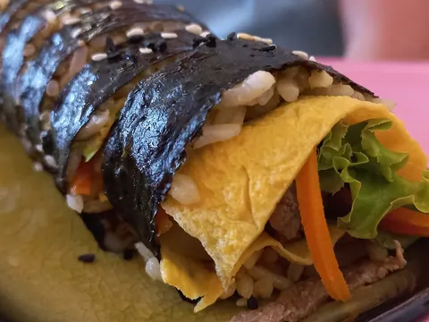 Gimbap de vaca, ovo e legumes