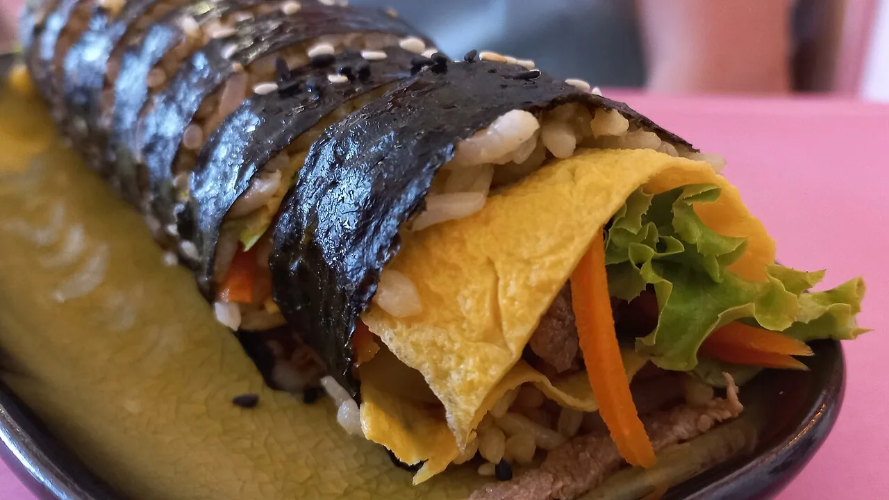 Gimbap de vaca, ovo e legumes
