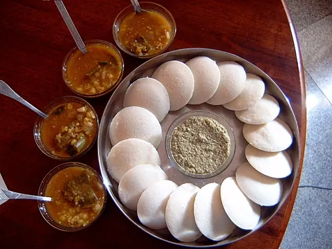Idli de arroz e lentilhas