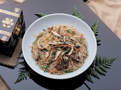 Japchae de noodles de batata-doce