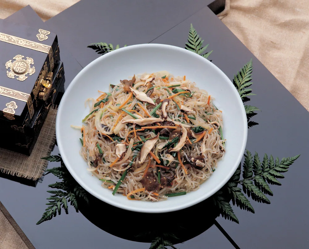 Japchae de noodles de batata-doce