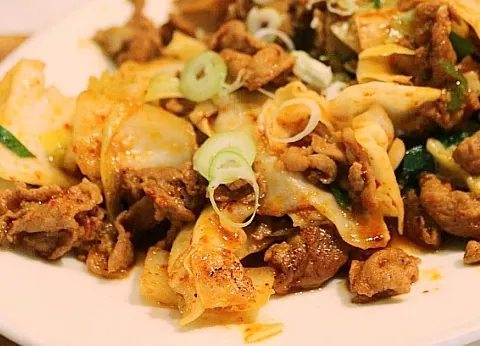 Porco coreano salteado e picante