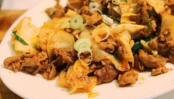 Porco coreano salteado e picante