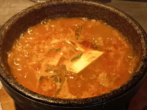 Guisado coreano de kimchi e porco