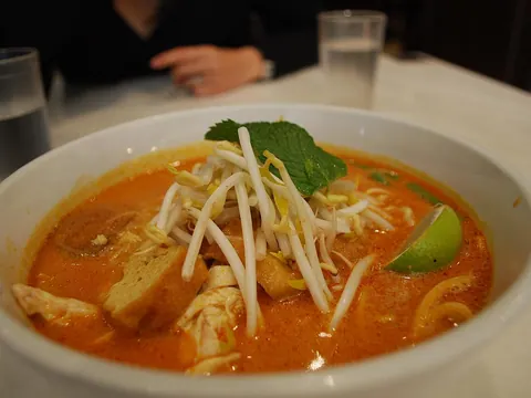 Laksa de frango com leite de coco