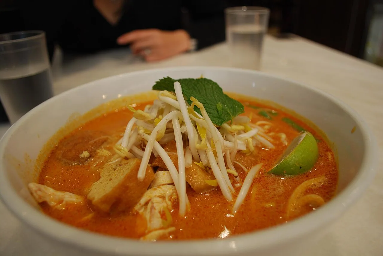 Laksa de frango com leite de coco