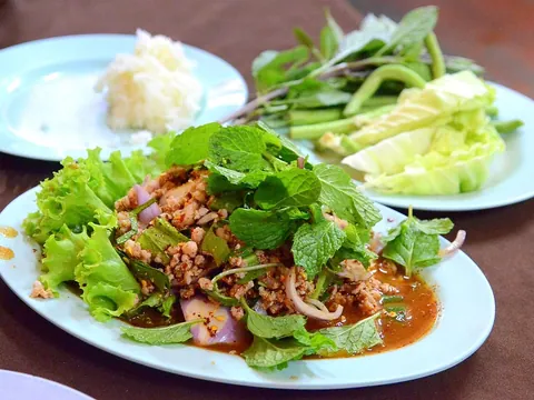 Larb de porco com ervas