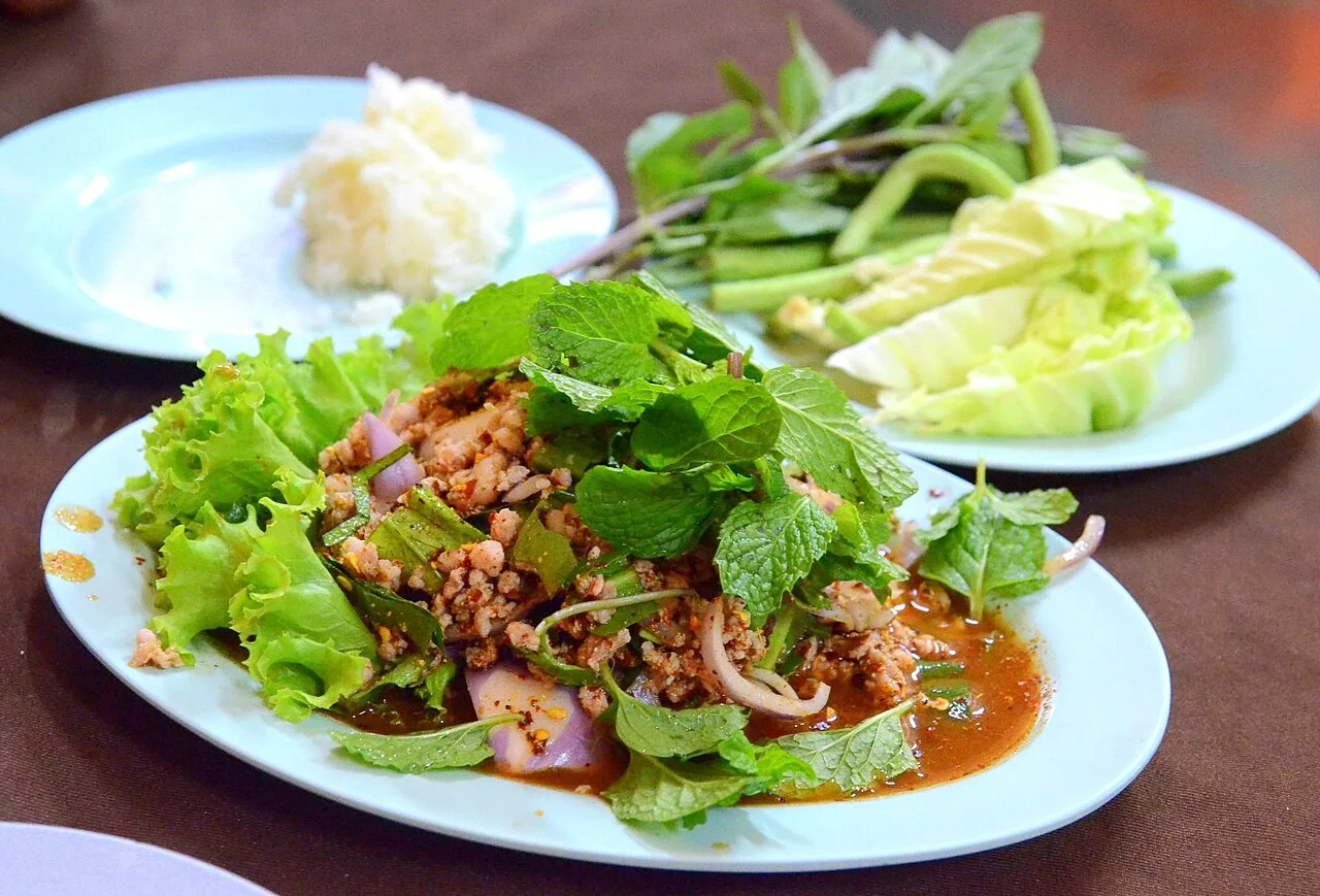 Larb de porco com ervas