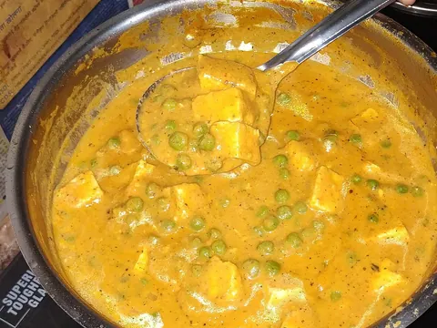 Caril de paneer e ervilhas