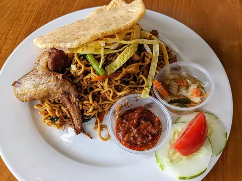 Mie goreng de frango e camarão