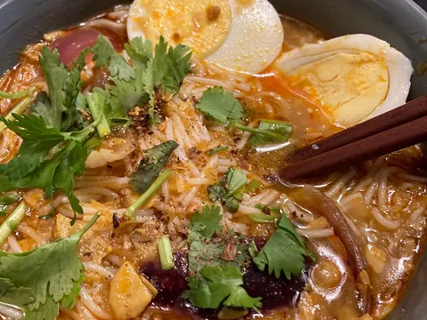 Sopa birmanesa de peixe e noodles