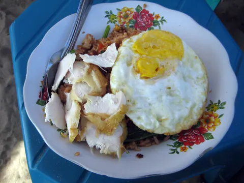 Nasi goreng com frango e ovo