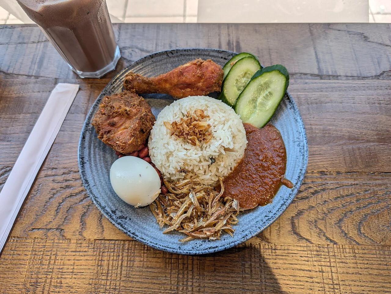 Nasi lemak com sambal e anchovas