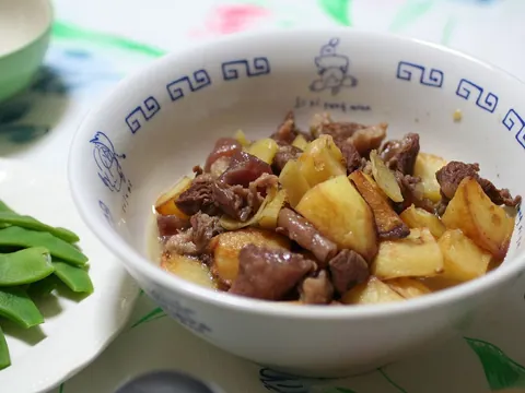 Guisado japonês de carne e batata