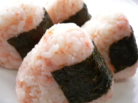 Onigiri com salmão