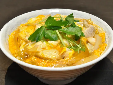Oyakodon de frango e ovo