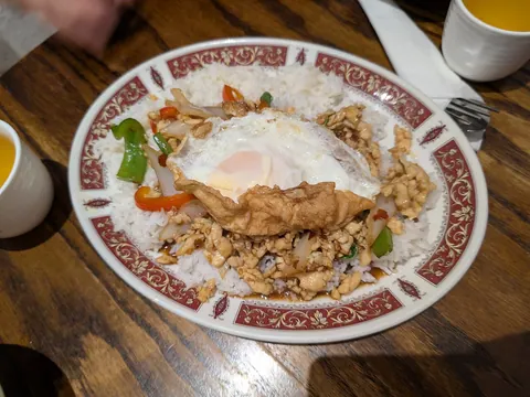 Frango salteado com manjericão tailandês