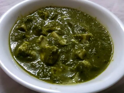 Paneer com espinafres