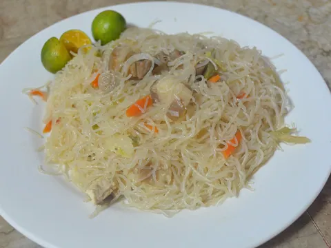 Pancit bihon de porco, frango e legumes