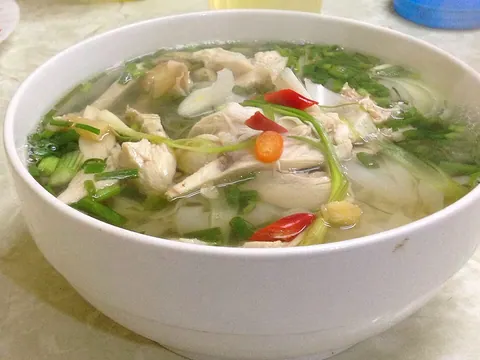 Sopa pho de frango