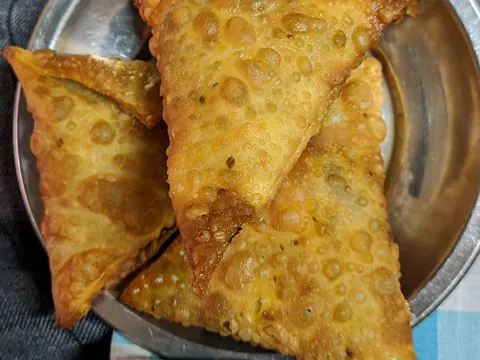 Samosas de batata e ervilhas