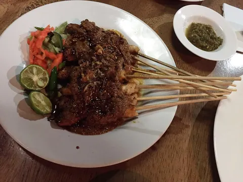 Satay indonésio de frango