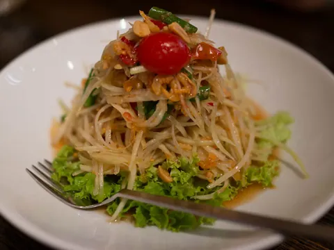 Salada tailandesa de papaia verde