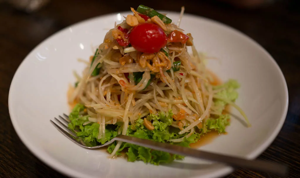 Salada tailandesa de papaia verde