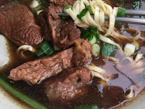 Sopa taiwanesa de noodles e vaca