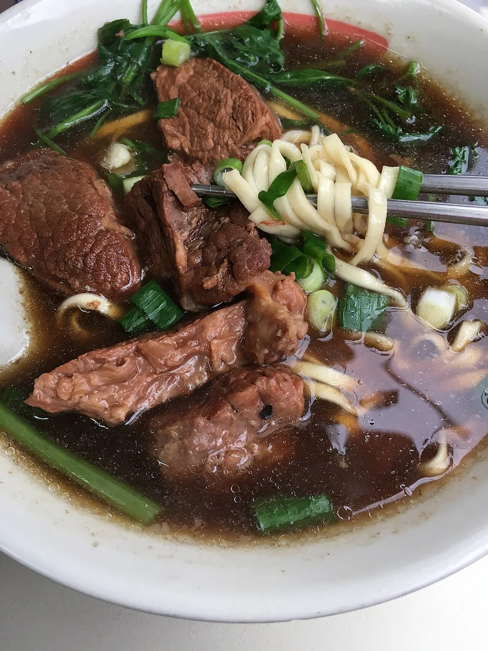 Sopa taiwanesa de noodles e vaca