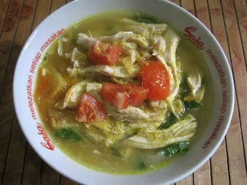 Sopa indonésia de frango