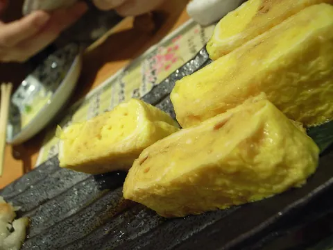 Omeleta japonesa enrolada