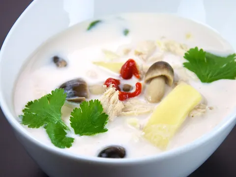 Sopa tailandesa de frango e coco