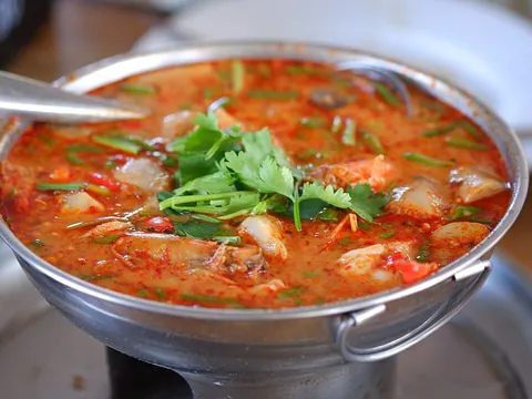 Sopa tom yum de camarão