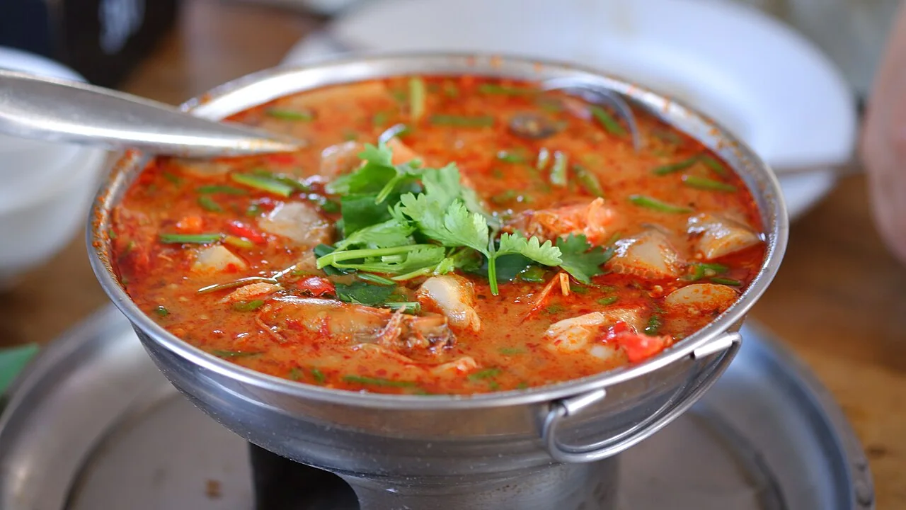 Sopa tom yum de camarão