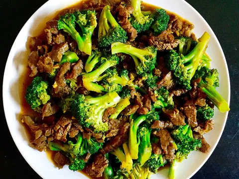 Vaca salteada com brócolos