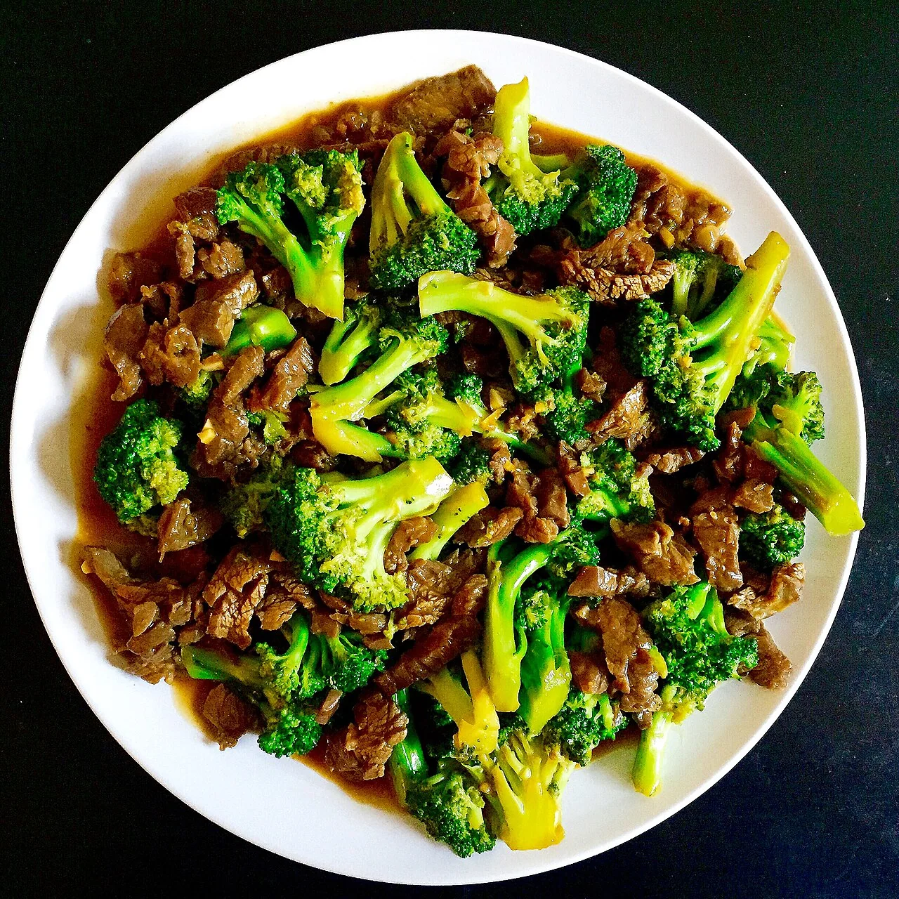 Vaca salteada com brócolos