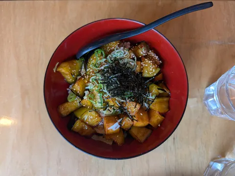 Arroz teriyaki com tofu e beringela