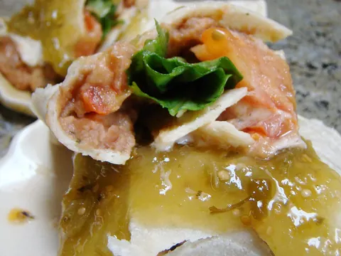 Burritos de feijão-pinto e espinafres