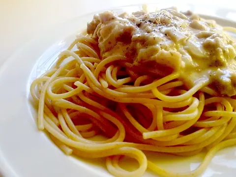 Carbonara vegan com tofu fumado