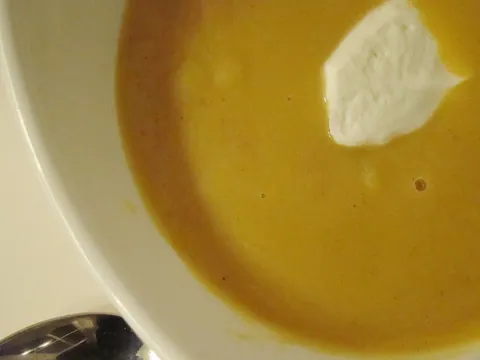 Creme de abóbora com lentilhas crocantes
